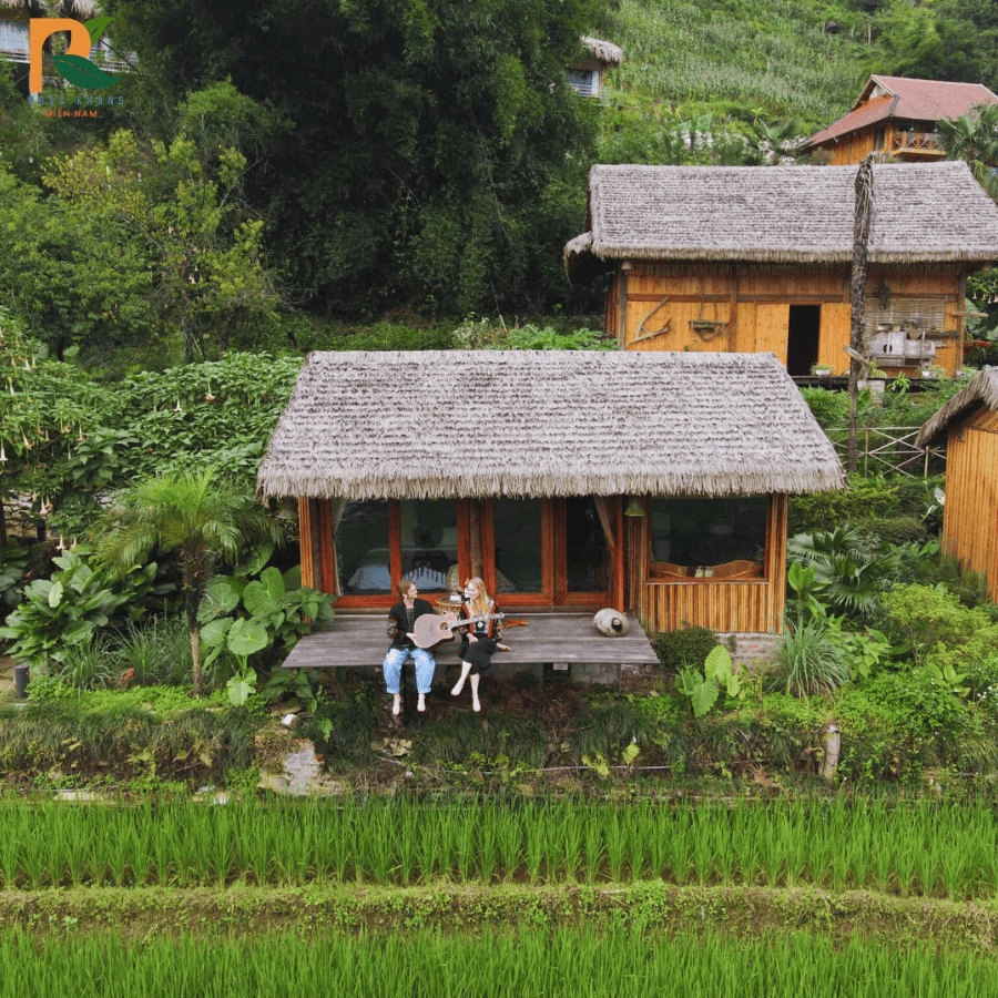 Rơm Nhân Tạo Tại Sapa – Lựa Chọn Mái Lợp Bền Đẹp Cho Resort, Homestay Vùng Núi 2025 4 Cận cảnh sợi rơm nhân tạo màu nâu xám – mô phỏng mái tranh cũ, rất phù hợp với công trình mang hơi hướng cổ điển.