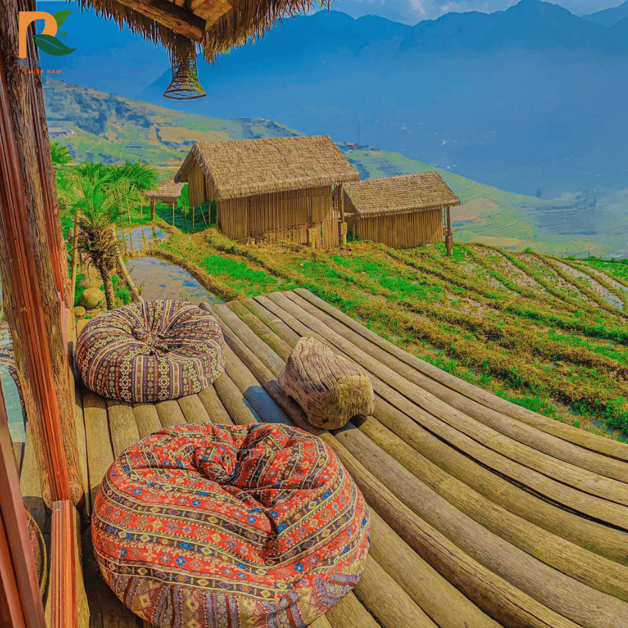 Rơm Nhân Tạo Tại Sapa – Lựa Chọn Mái Lợp Bền Đẹp Cho Resort, Homestay Vùng Núi 2025 5 Thi công rơm nhân tạo trên khung tre tại Sapa – công trình hoàn thiện hài hòa giữa hiện đại và truyền thống.