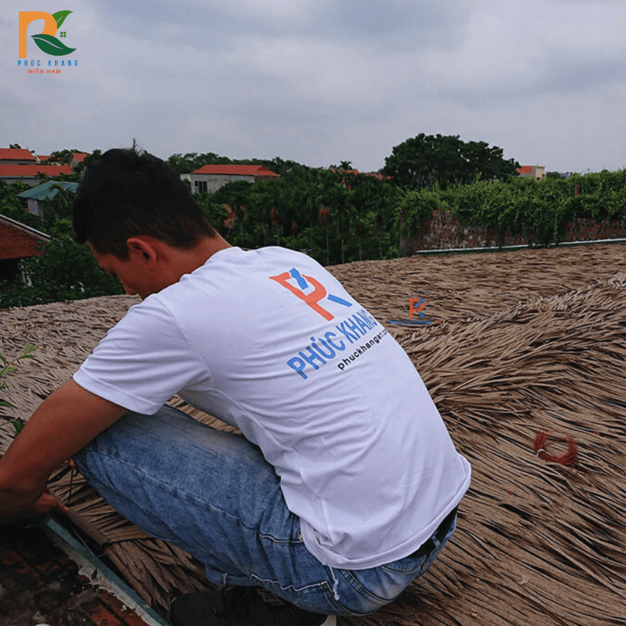 Rơm Nhân Tạo Tại Sapa – Lựa Chọn Mái Lợp Bền Đẹp Cho Resort, Homestay Vùng Núi 2025 6 Thi công mái rơm nhân tạo trên khung tre cho nhà cộng đồng tại Sapa