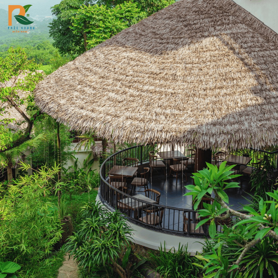 Rơm Nhân Tạo Tại Sapa – Lựa Chọn Mái Lợp Bền Đẹp Cho Resort, Homestay Vùng Núi 2025 1 Mái rơm nhân tạo tại Sapa nổi bật giữa núi rừng Sapa – giữ được vẻ truyền thống nhưng bền bỉ với thời tiết khắc nghiệt.