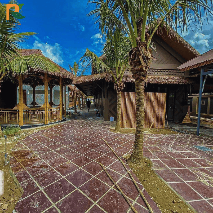 Rơm Nhân Tạo Tại Tiền Giang – Giải Pháp Lợp Mái Bền Đẹp Cho Quán Cafe, Homestay & Resort 2025 4 Cận cảnh tấm rơm nhân tạo mẫu PKS đang được lợp tại nhà chòi nghỉ chân trong khu du lịch sinh thái Tiền Giang.