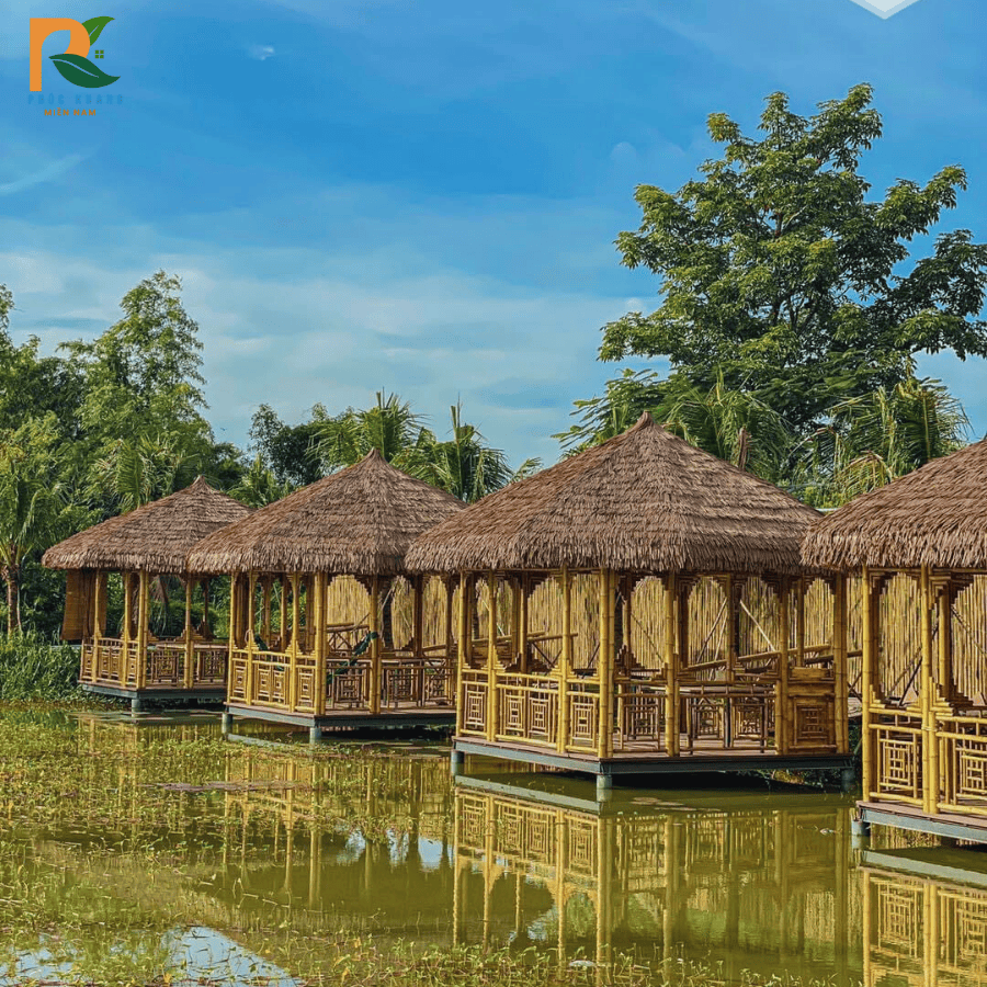 Rơm Nhân Tạo Tại Tiền Giang – Giải Pháp Lợp Mái Bền Đẹp Cho Quán Cafe, Homestay & Resort 2025 5 rơm nhân tạo màu nâu xám, mang phong cách mộc mạc, đậm chất miền Tây.