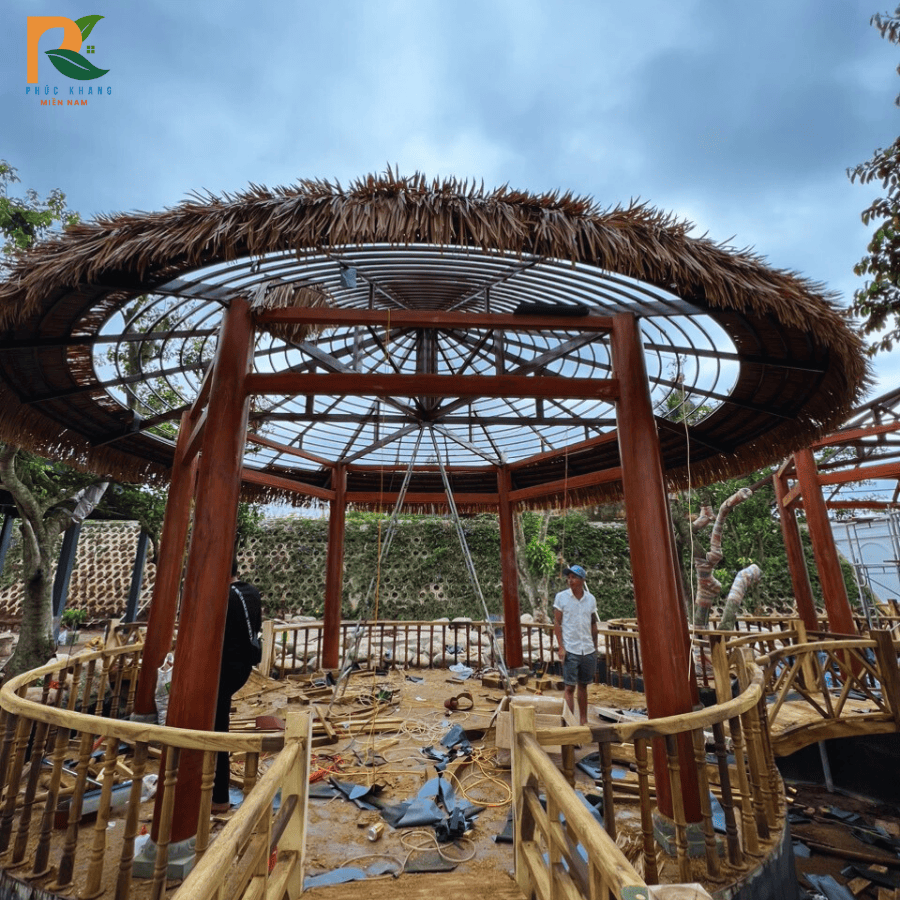 Rơm Nhân Tạo Tại Tiền Giang – Giải Pháp Lợp Mái Bền Đẹp Cho Quán Cafe, Homestay & Resort 2025 6 Thi công rơm nhân tạo tại homestay ven sông Tiền – giải pháp vừa thẩm mỹ vừa chống nắng hiệu quả.
