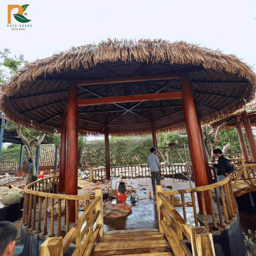 Rơm Nhân Tạo Tại Tiền Giang – Giải Pháp Lợp Mái Bền Đẹp Cho Quán Cafe, Homestay & Resort 2025 3 Mái quán café sân vườn tại Tiền Giang được thi công bằng rơm nhân tạo màu nâu xám, mang phong cách mộc mạc, đậm chất miền Tây.