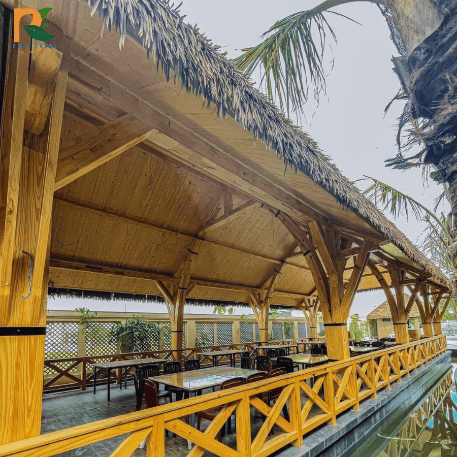 Rơm Nhân Tạo Tại Tiền Giang – Giải Pháp Lợp Mái Bền Đẹp Cho Quán Cafe, Homestay & Resort 2025 2 So sánh mái rơm nhân tạo và mái lá tự nhiên tại Tiền Giang – giống thật đến 95% nhưng bền hơn gấp nhiều lần.