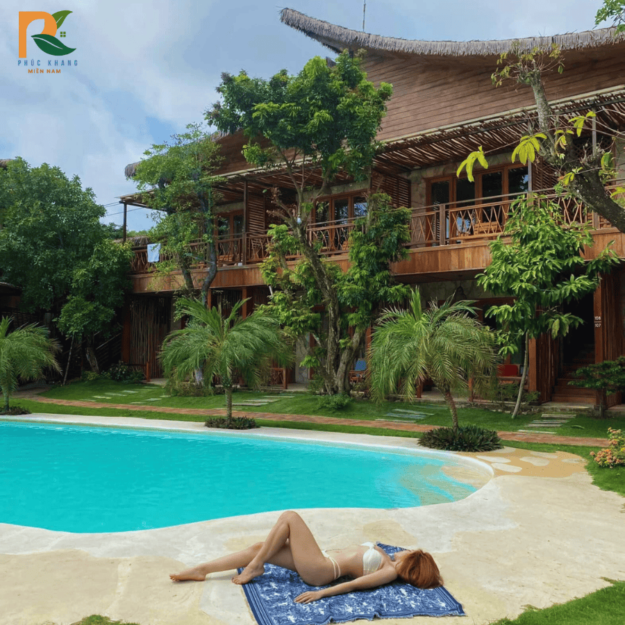Rơm Nhân Tạo Tại Vũng Tàu – Giải Pháp Mái Lá Bền Đẹp Cho Quán Cafe, Resort, Khu Du Lịch Biển 2025 2 Tấm rơm nhân tạo được thi công tại khu du lịch biển Vũng Tàu – chống thấm, màu sắc bền vững theo thời gian.