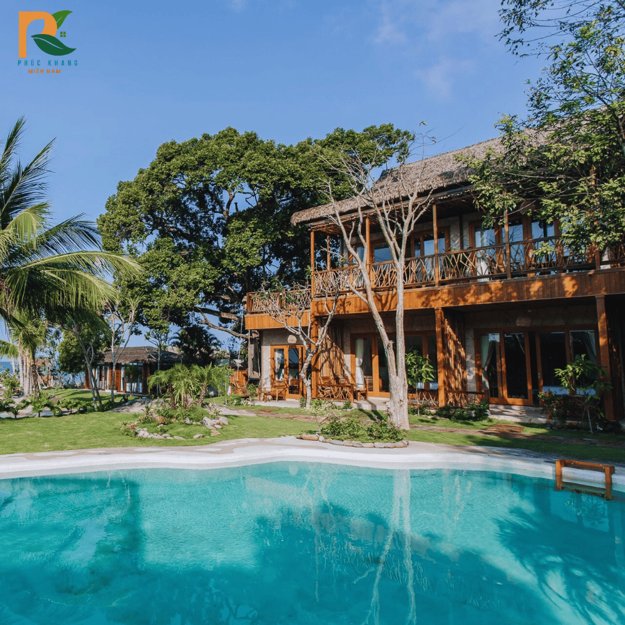 Rơm Nhân Tạo Tại Vũng Tàu – Giải Pháp Mái Lá Bền Đẹp Cho Quán Cafe, Resort, Khu Du Lịch Biển 2025 3 Cận cảnh tấm rơm nhân tạo PKA 5.0 – mô phỏng mái lá thật, phù hợp khí hậu nắng gió ven biển.