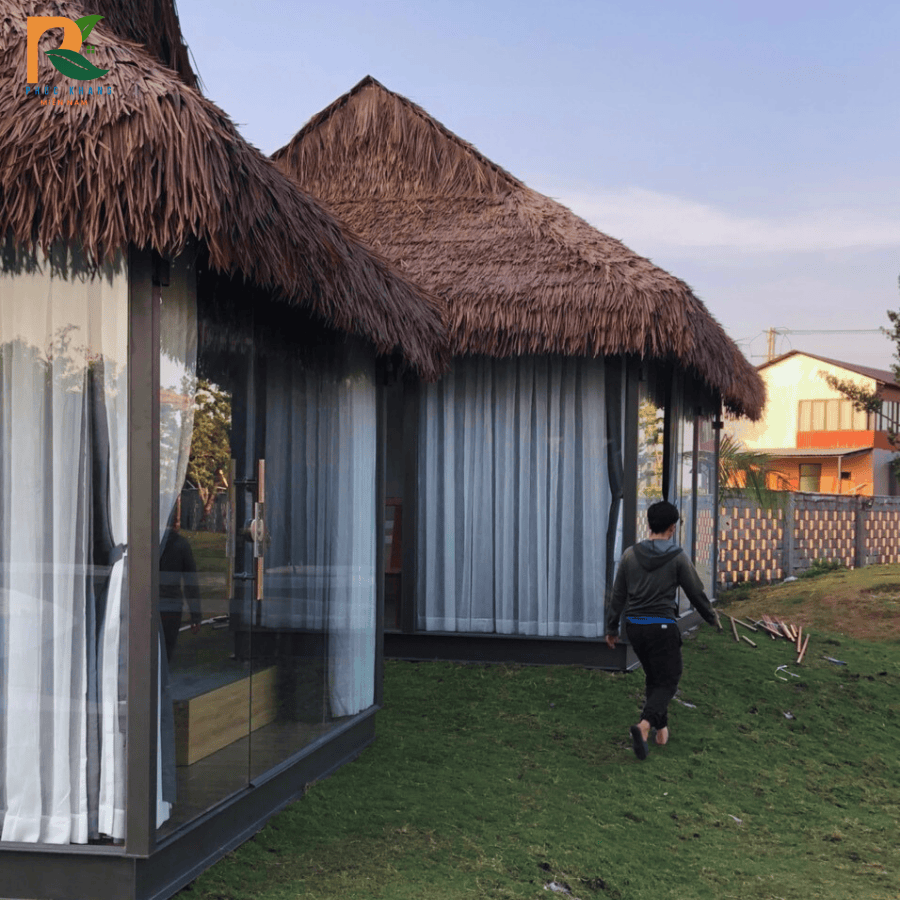 Rơm Nhân Tạo Tại Vũng Tàu – Giải Pháp Mái Lá Bền Đẹp Cho Quán Cafe, Resort, Khu Du Lịch Biển 2025 4 Rơm nhân tạo lợp mái resort ven biển tại Vũng Tàu – đẹp mộc mạc, chống gió biển hiệu quả.