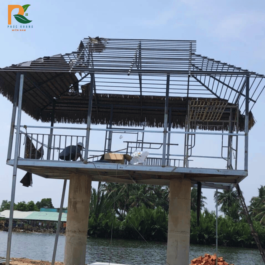 Rơm Nhân Tạo Tại Vũng Tàu – Giải Pháp Mái Lá Bền Đẹp Cho Quán Cafe, Resort, Khu Du Lịch Biển 2025 5 Thi công mái rơm nhân tạo trên khung sắt tại công trình sân vườn – phù hợp khí hậu nắng gió miền biển Vũng Tàu
