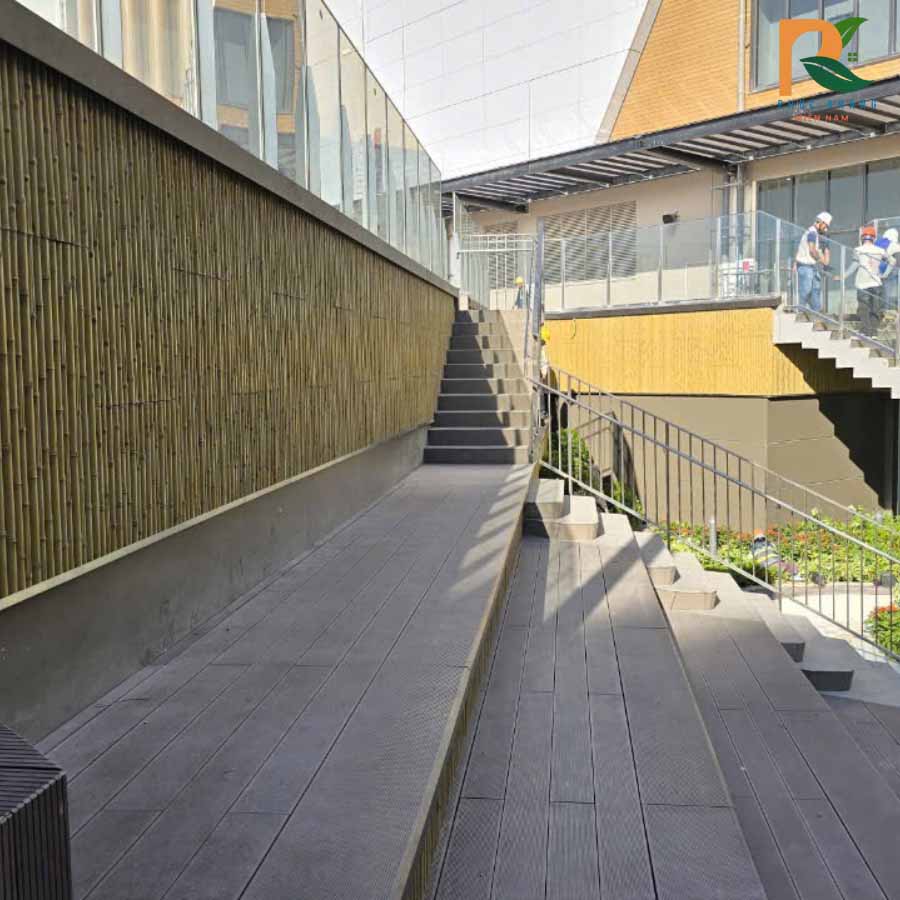 Tre Nhân Tạo Tại Huế – Công Trình Thực Tế Tại Aeon Huế 2025 4 Từng tấm tre nhân tạo được lắp ghép tinh tế, tạo hiệu ứng sang trọng.
