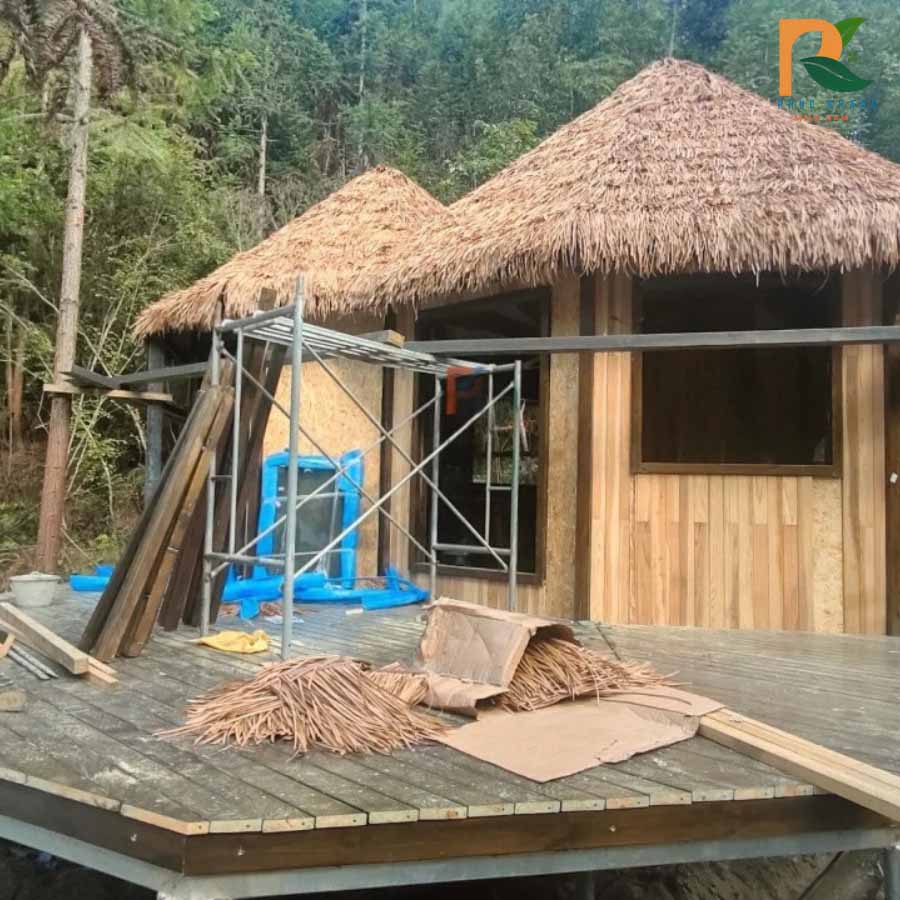 Rơm Nhân Tạo Lợp Mái Nhà Gỗ Homestay – Giải Pháp Bền Vững Giữa Thiên Nhiên 2025 3 Nhà gỗ mái lá nhân tạo