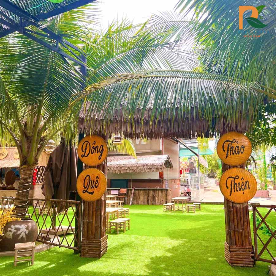 3 Ứng Dụng Rơm Nhân Tạo Tại Thảo Thiện Garden 1 Rơm lợp mái cổng chào