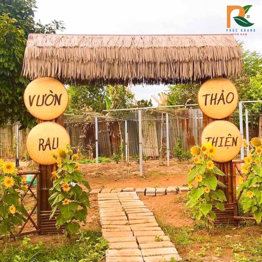 3 Ứng Dụng Rơm Nhân Tạo Tại Thảo Thiện Garden 2 Rơm nhân tạo lợp mái cổng vườn rau