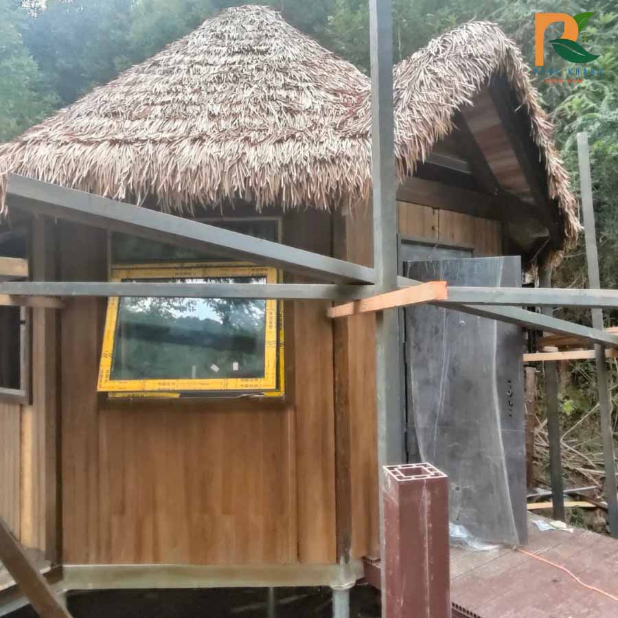 Rơm Nhân Tạo Lợp Mái Nhà Gỗ Homestay – Giải Pháp Bền Vững Giữa Thiên Nhiên 2025 2 Thi công lợp rơm nhân tạo
