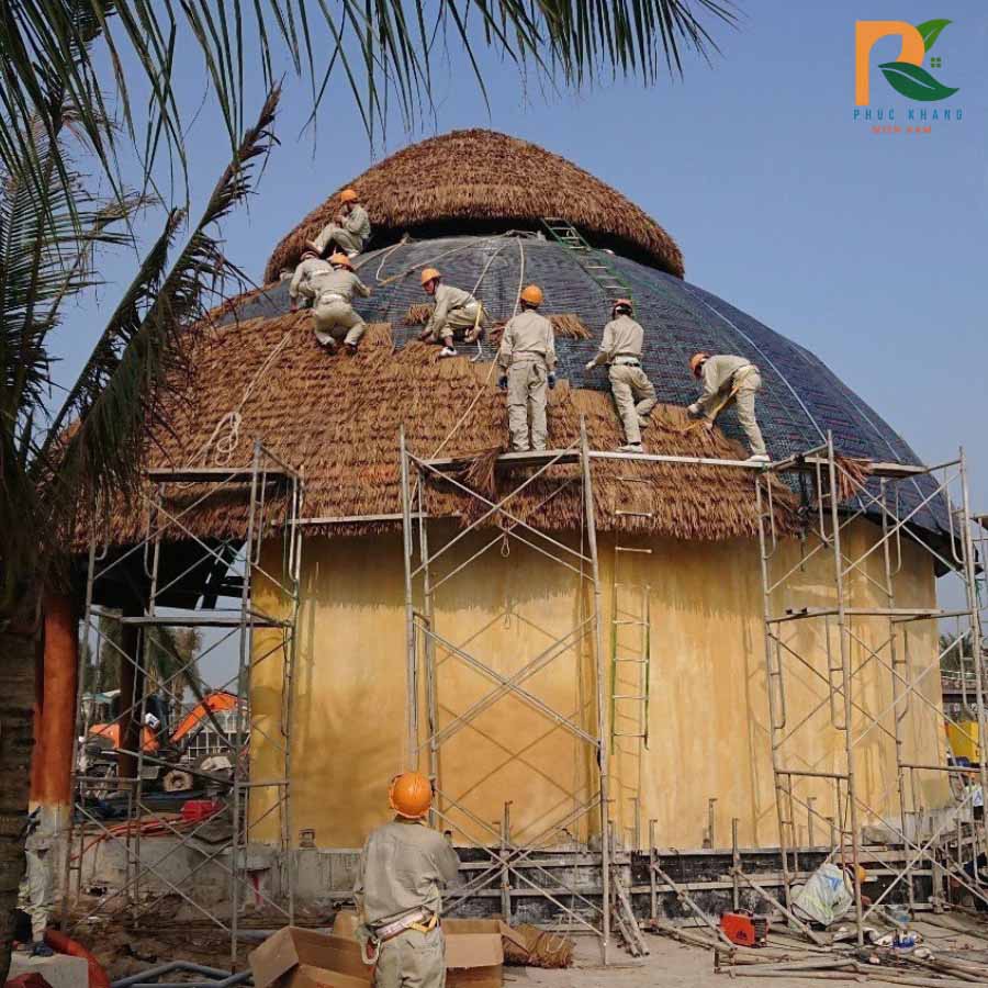 Dự án Rơm Nhân Tạo Tại Vinhomes Hưng Yên – Giải Pháp Mái Lợp Bền Đẹp, Thẩm Mỹ Cao 2025 4 Thợ lợp rơm nhân tạo với mật độ tiêu chuẩn, đảm bảo mái dày và đều