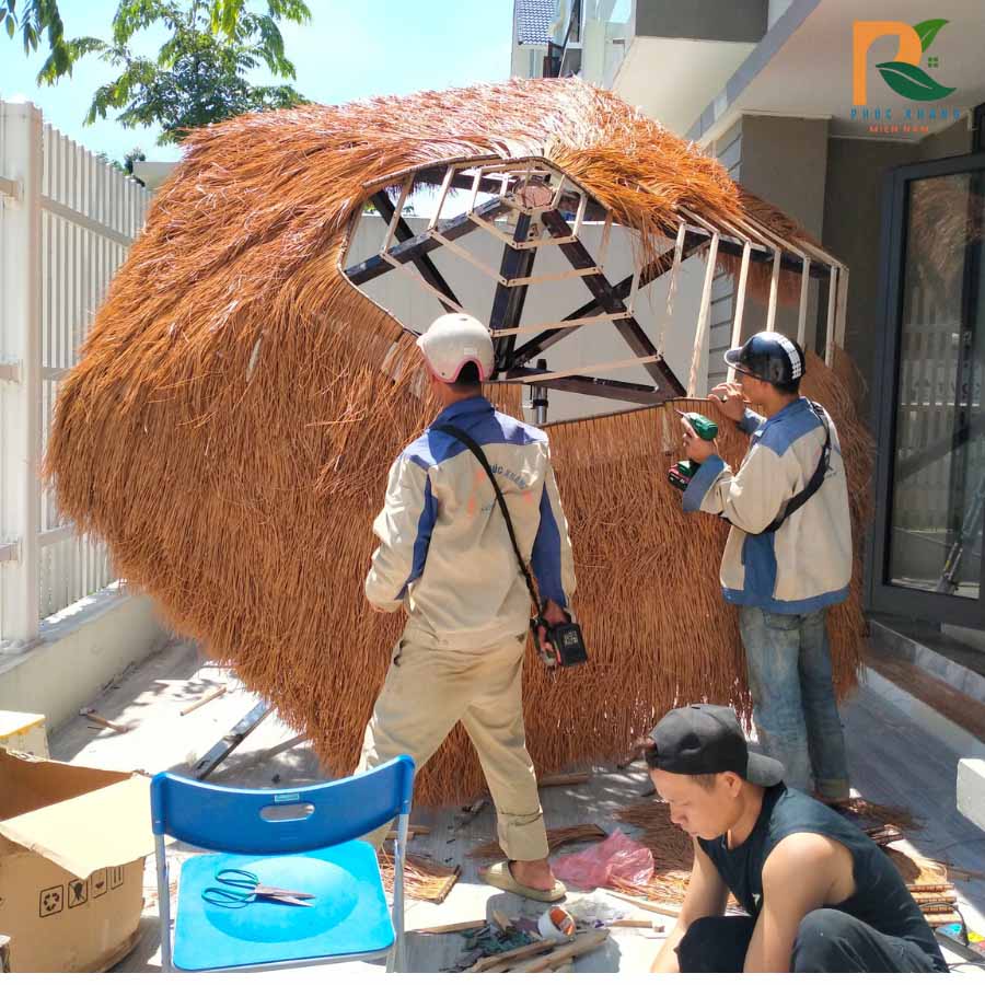 Guột Nhân Tạo Hà Nội – Quy Trình 3 Bước Thi Công Chòi Guột Bền Đẹp, Tiết Kiệm 4 Thợ bắn đinh vít cố định guột trên khung