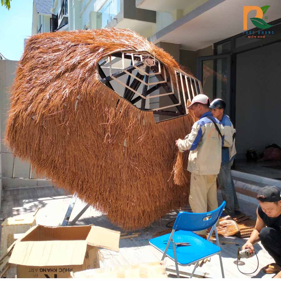 Guột Nhân Tạo Hà Nội – Quy Trình 3 Bước Thi Công Chòi Guột Bền Đẹp, Tiết Kiệm 3 Thợ đang thi công
