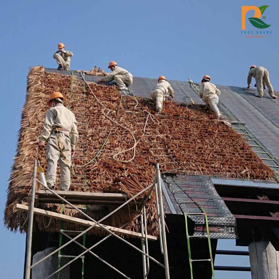 Dự án Rơm Nhân Tạo Tại Vinhomes Hưng Yên – Giải Pháp Mái Lợp Bền Đẹp, Thẩm Mỹ Cao 2025 3 Công đoạn lợp màn chống thấm và phủ lưới hàn mạ kẽm.