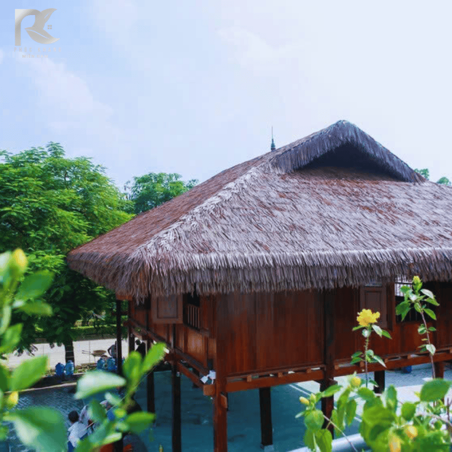 Rơm Nhân Tạo Tại Bắc Giang – Vật Liệu Lợp Mái Bền Đẹp, Phong Cách Truyền Thống 2025 48 Khu du lịch ven hồ Bắc Giang với mái lá rơm nhân tạo – gần gũi, mát mẻ quanh năm.