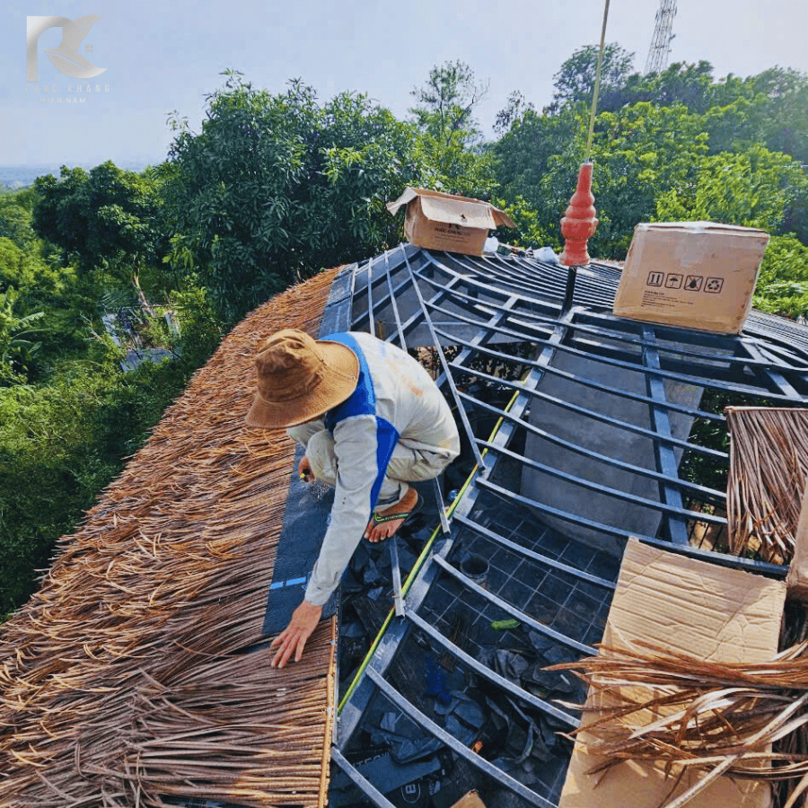 Rơm Nhân Tạo Tại Bắc Giang – Vật Liệu Lợp Mái Bền Đẹp, Phong Cách Truyền Thống 2025 50 Thi công rơm nhân tạo Bắc Giang cho homestay nghỉ dưỡng – đẹp và tiết kiệm bảo trì.