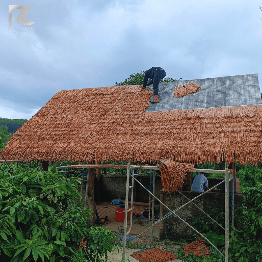 Rơm Nhân Tạo Tại Lai Châu – Giải Pháp Lợp Mái Bền Đẹp, Phù Hợp Khí Hậu Tây Bắc 2025 2 Mái rơm nhân tạo tại Lai Châu giữ vẻ đẹp tự nhiên nhưng bền hơn rơm thật nhiều lần.