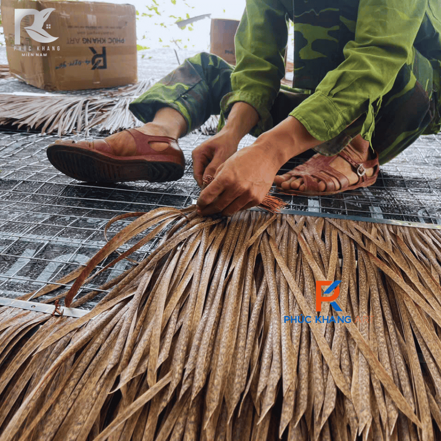 Rơm nhân tạo tại Phú Yên – Giải pháp lợp mái và trang trí bền đẹp 2025 6 Thi công mái lá nhân tạo tại Phú Yên cho không gian sinh thái