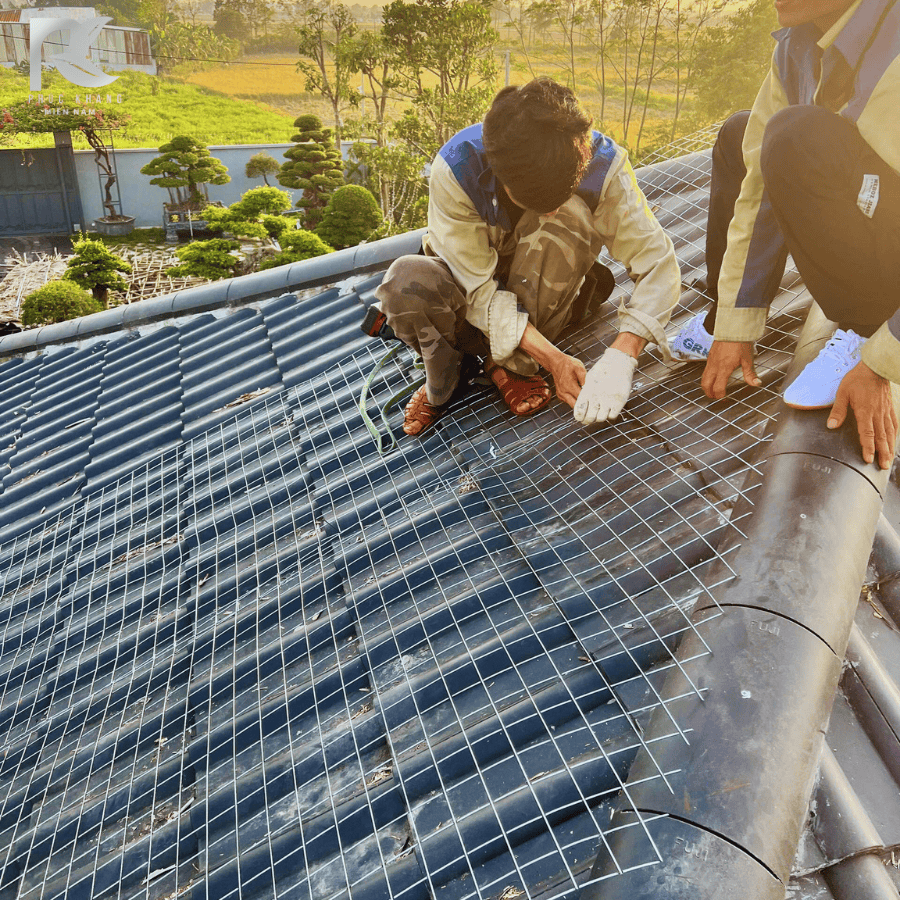 Rơm Nhân Tạo Tại Sầm Sơn – Giải Pháp Lợp Mái Thẩm Mỹ Cho Du Lịch Biển 2025 6 Thi công mái lá nhân tạo tại khu du lịch biển Sầm Sơn – bền đẹp, chống dột, tạo không gian nghỉ dưỡng gần gũi thiên nhiên.