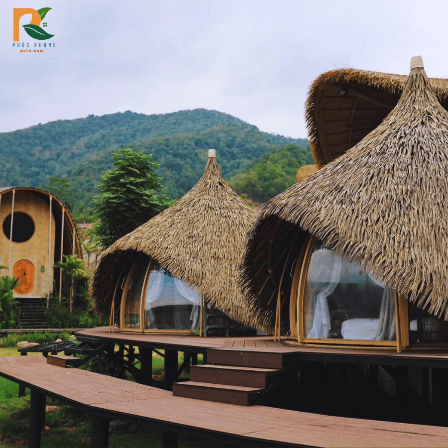 Rơm Nhân Tạo Tại Thanh Hóa – Vật Liệu Lợp Mái Bền Đẹp Cho Du Lịch, Cafe & Homestay 2025 44 Cận cảnh sợi rơm nhân tạo bền đẹp tại Thanh Hóa