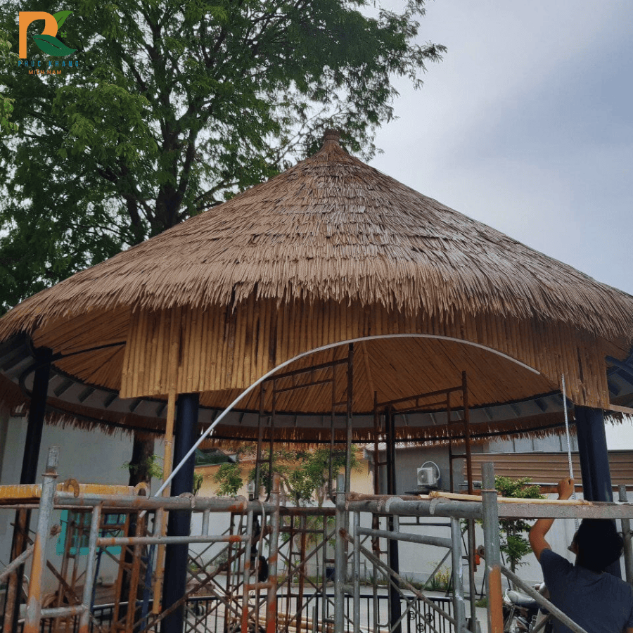 Rơm Nhân Tạo Tại Thanh Hóa – Vật Liệu Lợp Mái Bền Đẹp Cho Du Lịch, Cafe & Homestay 2025 46 Rơm nhân tạo kết hợp tre nhân tạo trong thiết kế tại Thanh Hóa