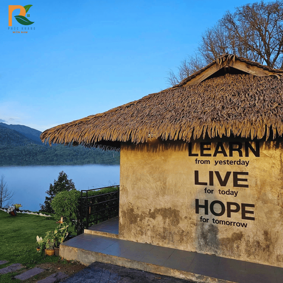 Rơm Nhân Tạo Tại Thanh Hóa – Vật Liệu Lợp Mái Bền Đẹp Cho Du Lịch, Cafe & Homestay 2025 47 Rơm nhân tạo chống nắng, chống mưa tại Thanh Hóa