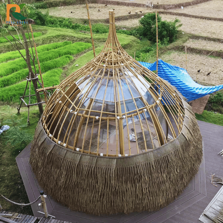 Rơm Nhân Tạo Tại Thanh Hóa – Vật Liệu Lợp Mái Bền Đẹp Cho Du Lịch, Cafe & Homestay 2025 49 Thi công mái lá rơm nhân tạo cho khu du lịch Thanh Hóa