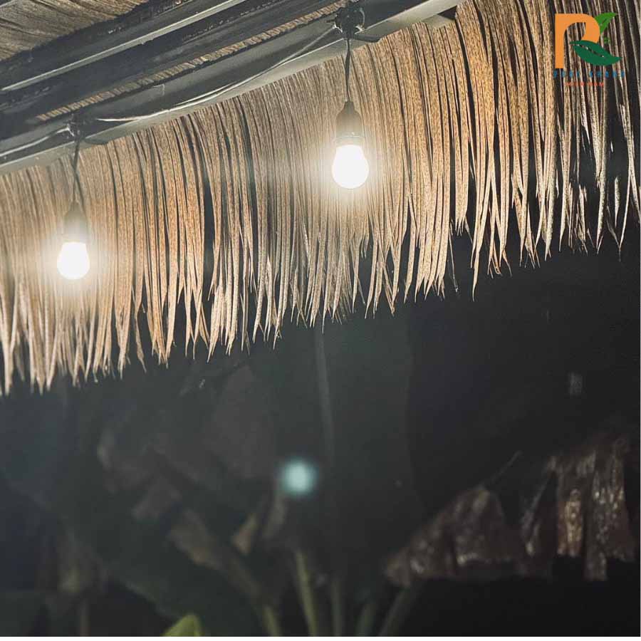 Ứng Dụng Mái Lá Nhân Tạo Trong Trang Trí Quán Cafe Hồ Koi 2025 2 Phần mái lá được chụp từ bên dưới