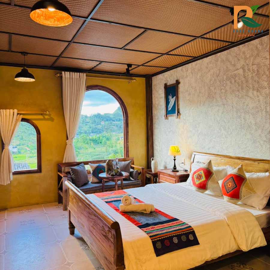 Cót Ép Nhân Tạo Tại Hà Giang – Công Trình Thực Tế Tại Khói Homestay & Restaurant 2025 5 Hệ trần cót ép kết hợp với đèn thả trần