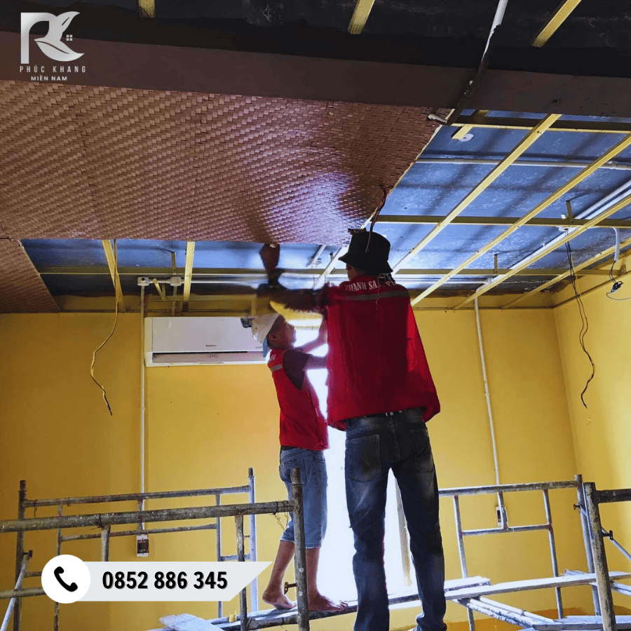 Cót Ép Nhân Tạo Tại Đà Nẵng – Giải Pháp Trang Trí Mộc Mạc, Bền Đẹp Cho Quán Cafe – Homestay – Nhà Hàng 2025 14 Thi công trần cót ép nhân tạo tại Đà Nẵng – hoàn thiện nhanh, thẩm mỹ cao.