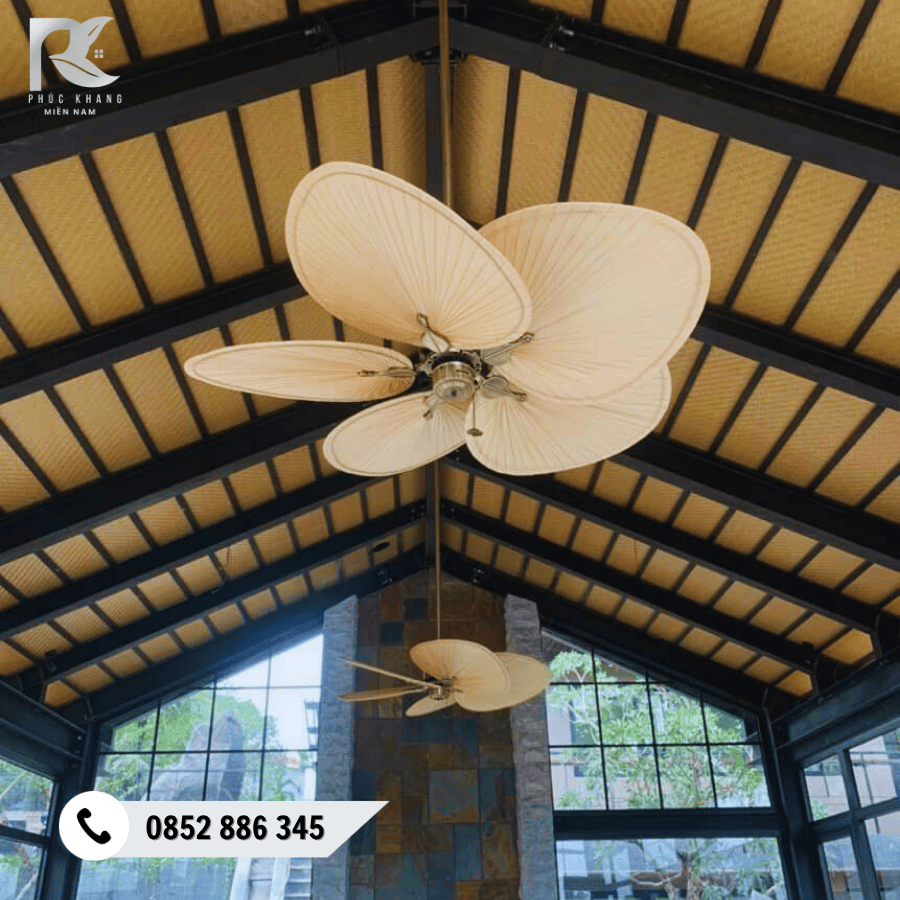 Cót Ép Nhân Tạo tại Hòa Bình – Giải Pháp Ốp Trần & Ốp Vách Bền Đẹp, Chống Ẩm Cho Công Trình 2025 9 Trần cót ép trong không gian nhà hàng phong cách mộc tại Lương Sơn.