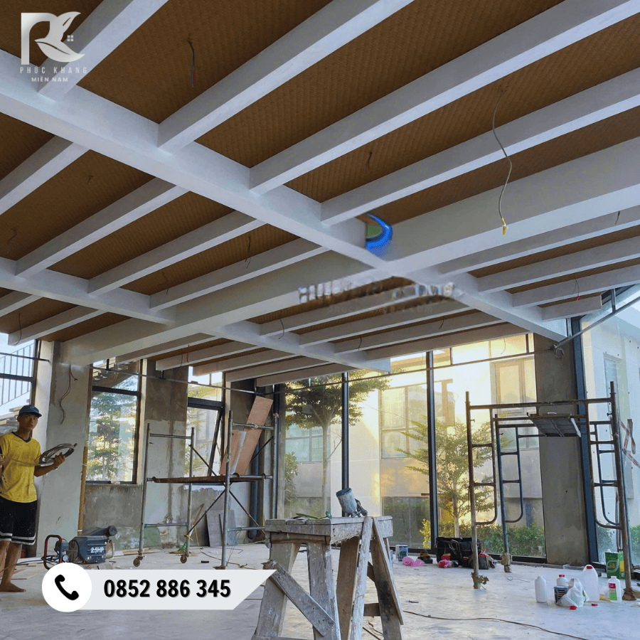 Cót Ép Nhân Tạo tại Hòa Bình – Giải Pháp Ốp Trần & Ốp Vách Bền Đẹp, Chống Ẩm Cho Công Trình 2025 13 Thi công vách cót ép nhân tạo trong nhà hàng tại Hòa Bình – bền đẹp, chống ẩm.