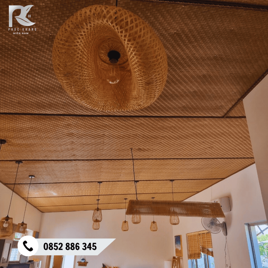 CÓT ÉP NHÂN TẠO TẠI NINH BÌNH – GIẢI PHÁP ỐP TRẦN, ỐP VÁCH BỀN – ĐẸP – KHÔNG MỐI MỌT 2025 10 Trần cót ép nhân tạo kết hợp đèn thả trang trí phong cách Tropical tại quán café Ninh Bình.