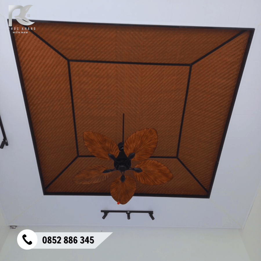 CÓT ÉP NHÂN TẠO TẠI NINH BÌNH – GIẢI PHÁP ỐP TRẦN, ỐP VÁCH BỀN – ĐẸP – KHÔNG MỐI MỌT 2025 11 Mẫu cót ép nhân tạo màu nâu đậm – sang trọng và hợp không gian truyền thống Ninh Bình.