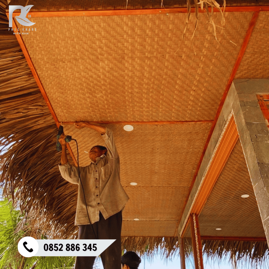 CÓT ÉP NHÂN TẠO TẠI NINH BÌNH – GIẢI PHÁP ỐP TRẦN, ỐP VÁCH BỀN – ĐẸP – KHÔNG MỐI MỌT 2025 13 Thi công trần cót ép nhân tạo tại homestay Ninh Bình – giữ vẻ mộc mạc nhưng bền gấp nhiều lần tre thật.